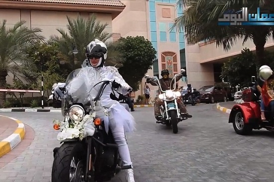 Nadia Hussain vestida de novia en su motocicleta